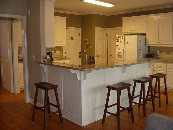 5th image of 260 Parliament Ct
