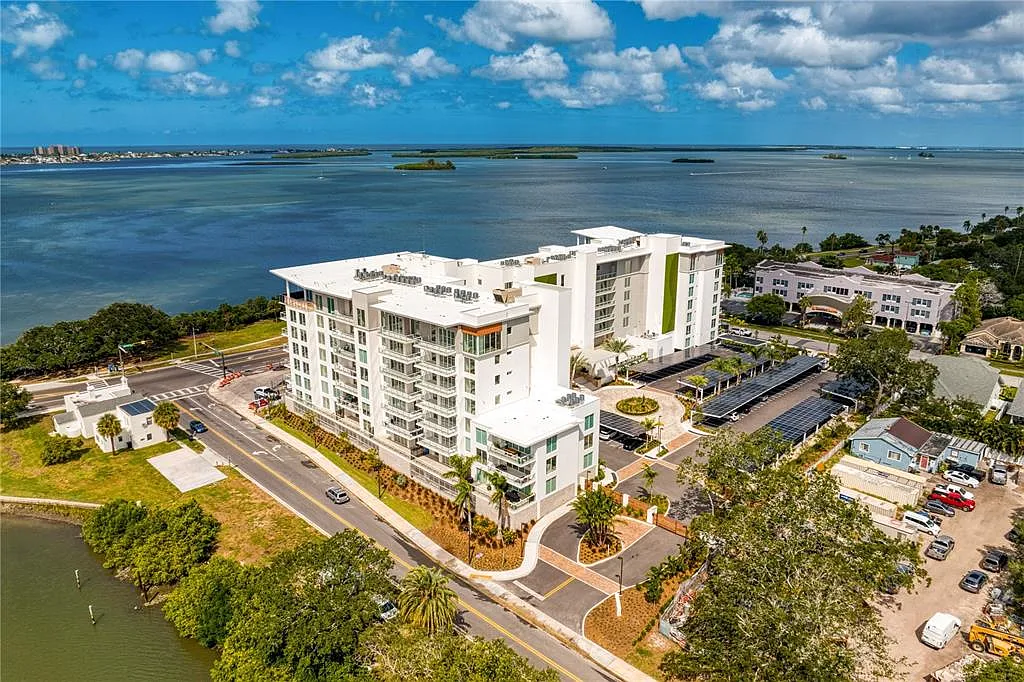 Building Photo - 1020 Sunset Point Rd #213