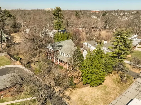 521 White Rose Ln, Saint Louis, MO 63132