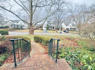 576 Merritt Ln, Birmingham, MI 48009