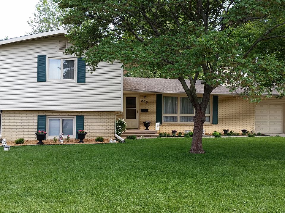 4BR, 2BATH TRI LEVEL
