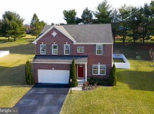 8701 Fairway Ct, Seven Valleys, PA 17360