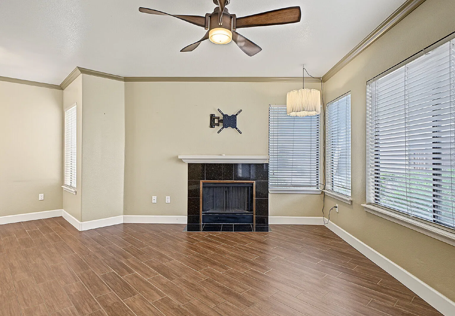 2 bed, 2.0 bath, 1073 sqft, $1,995 — Photo 2