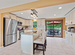 11 Highview Dr, West Warwick, RI 02893