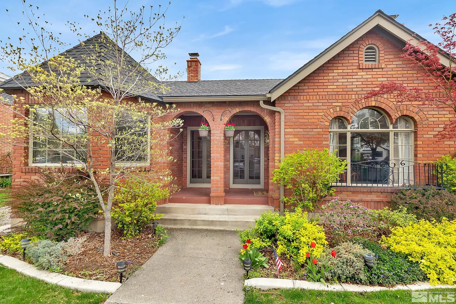 629 Manor Dr photo 1