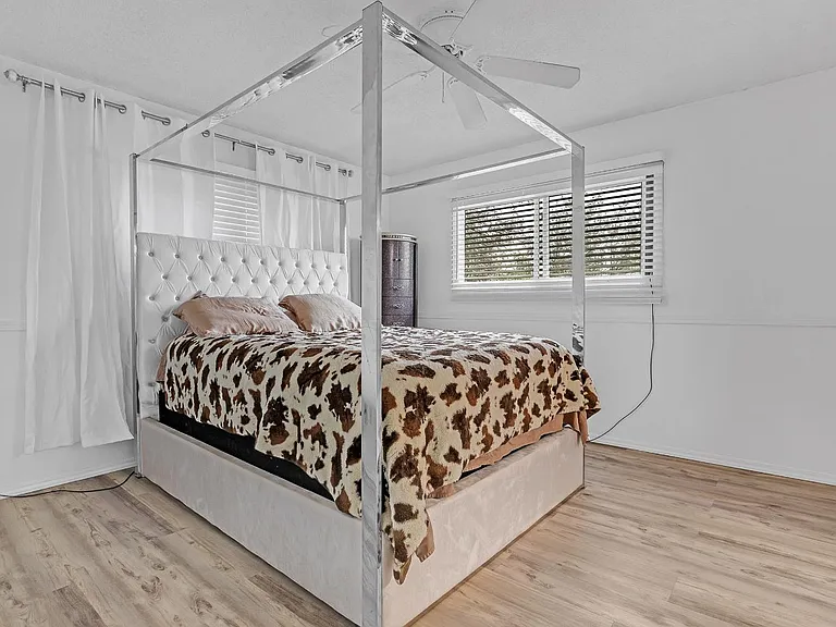 6687 Greenback Ln — Photo 13
