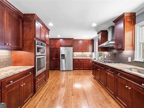 2nd image of 392 Heritage Ln