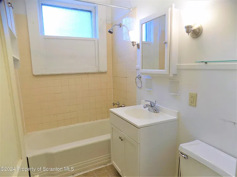 1543 Sanderson Ave #1B — Photo 5