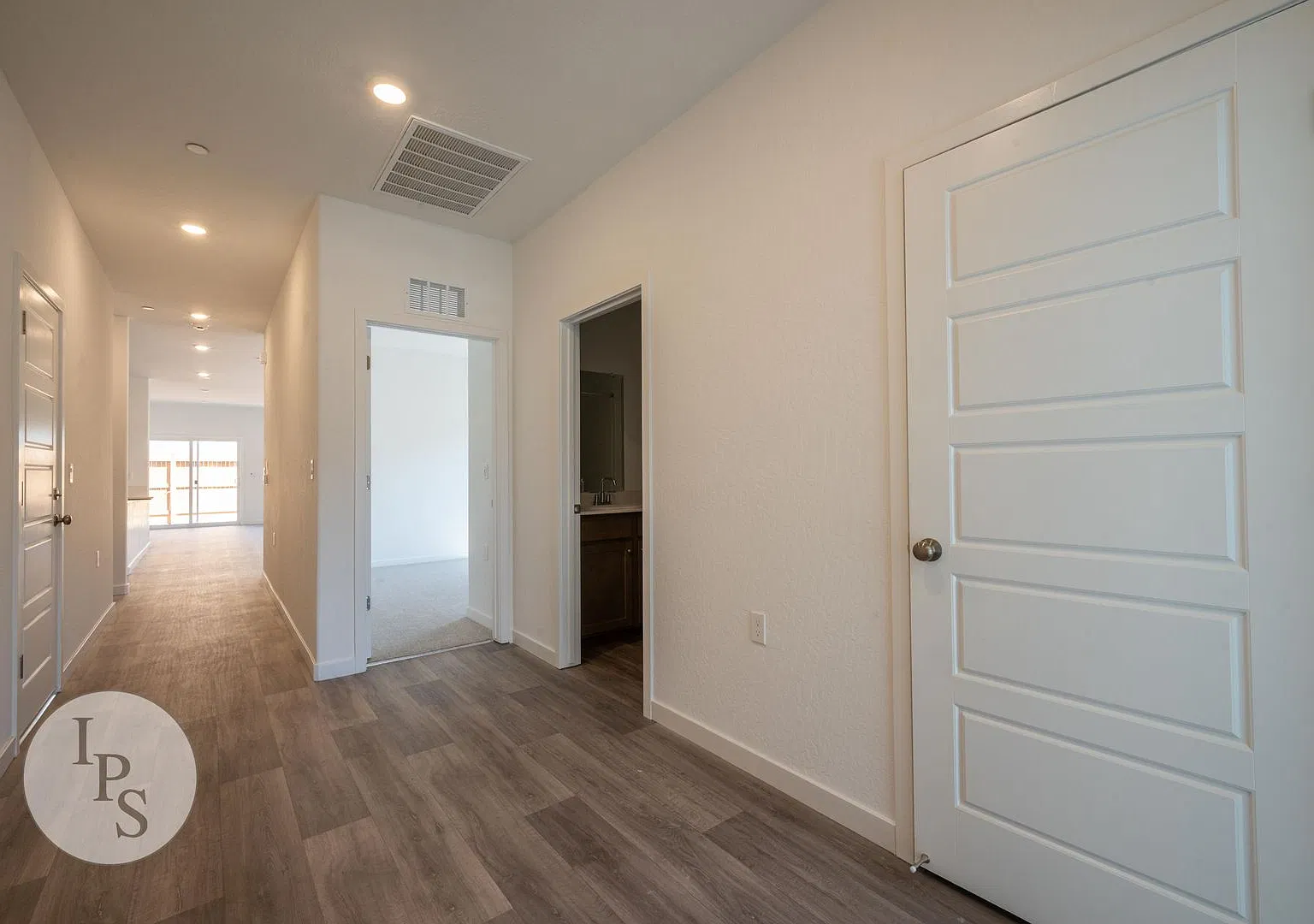 Southeast Fresno Home 4 Bedrooms + Owned Solar & Battery Backup in CUSD — Photo 4