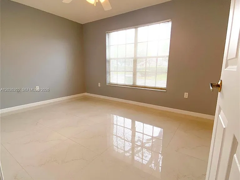 487 SE 20th Dr — Photo 9