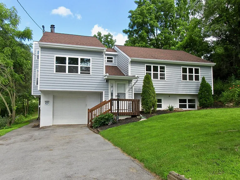1609 Hawthorn Dr #2 — Photo 12