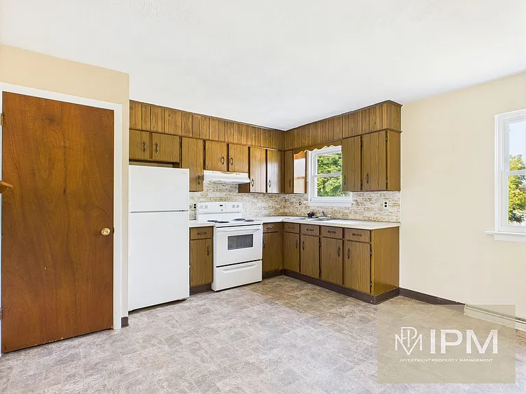 132 N Pleasant Ave — Photo 1