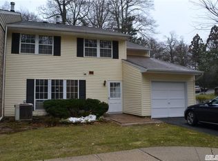 4 Woodtree Dr, Woodbury, NY 11797