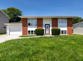 3525 Hillcrest Rd, Dubuque, IA 52002