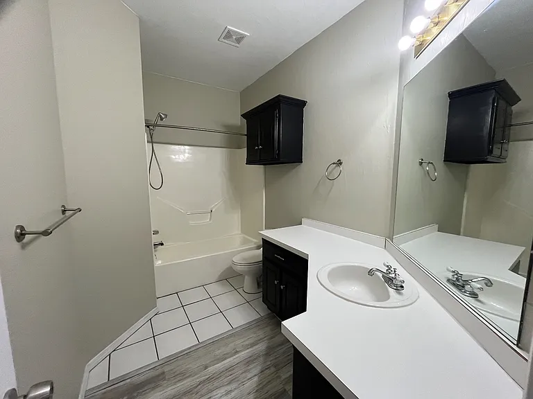 421 W 10th St — Photo 11