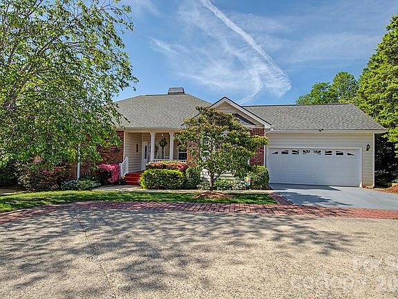 4th image of 606 Carriage Commons Dr