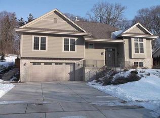 1424 Highlandview Dr, West Bend, WI 53095