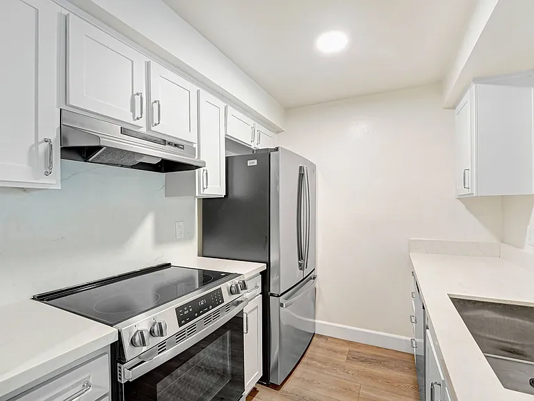 8300 De Longpre — Photo 11
