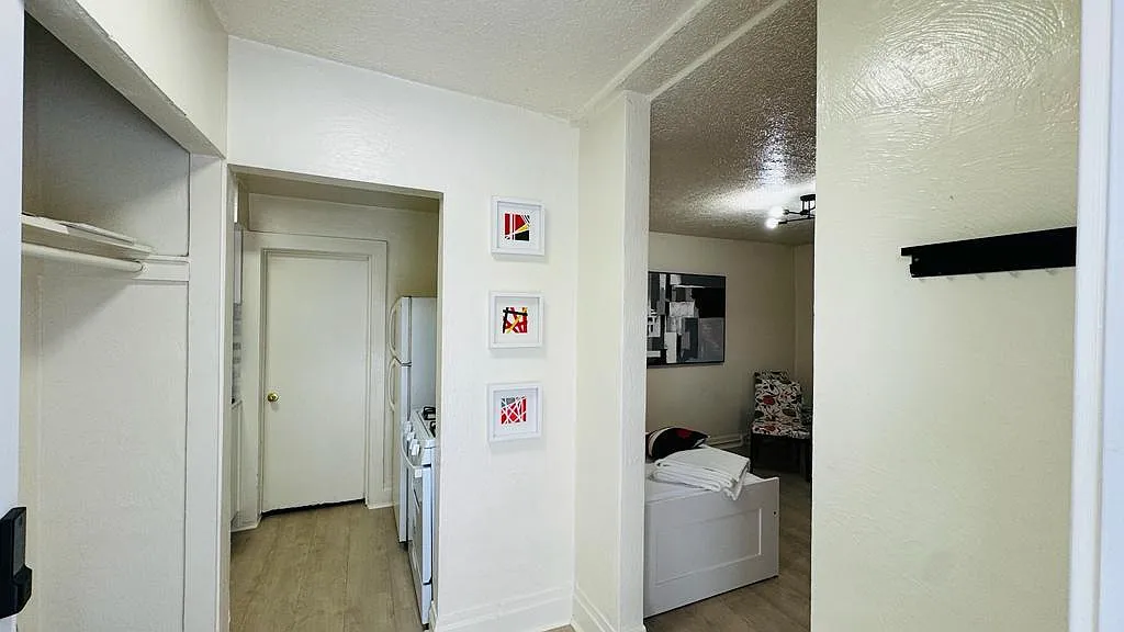 715 E Parker Ln — Photo 3