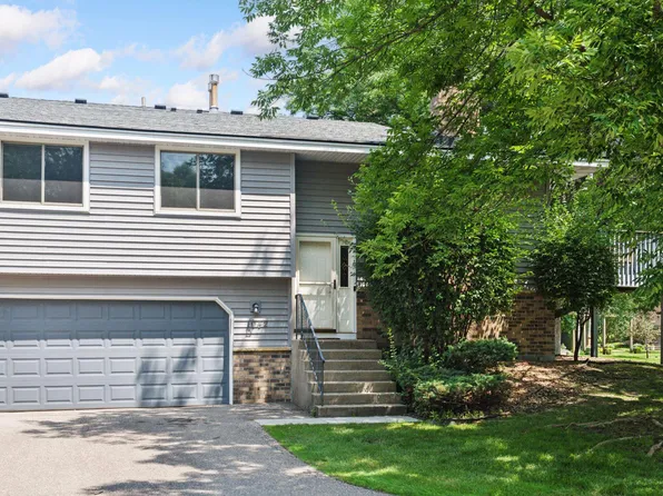 1042 Pontiac Ln, Chanhassen, MN 55317