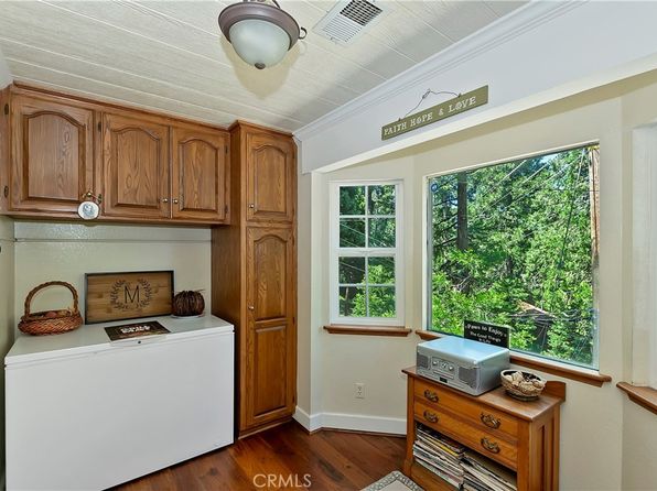 1208 Jungfrau Dr, Crestline, CA 92325