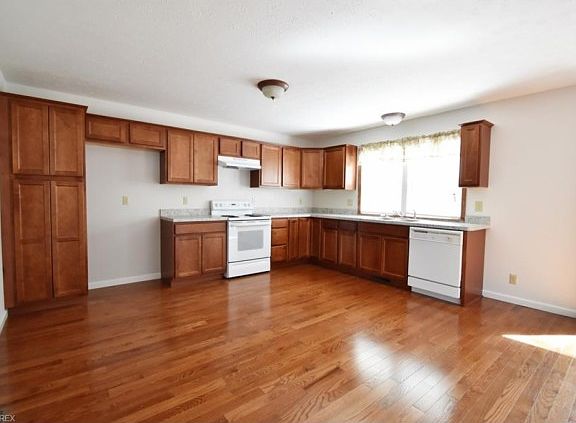 3rd image of 206 Gaylord St