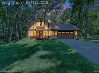 2501 E Nalone, Wixom, MI 48393