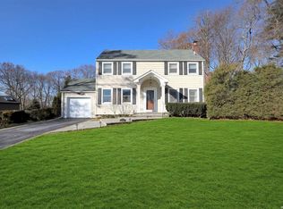 7 Pentagon Ct, Huntington Station, NY 11746