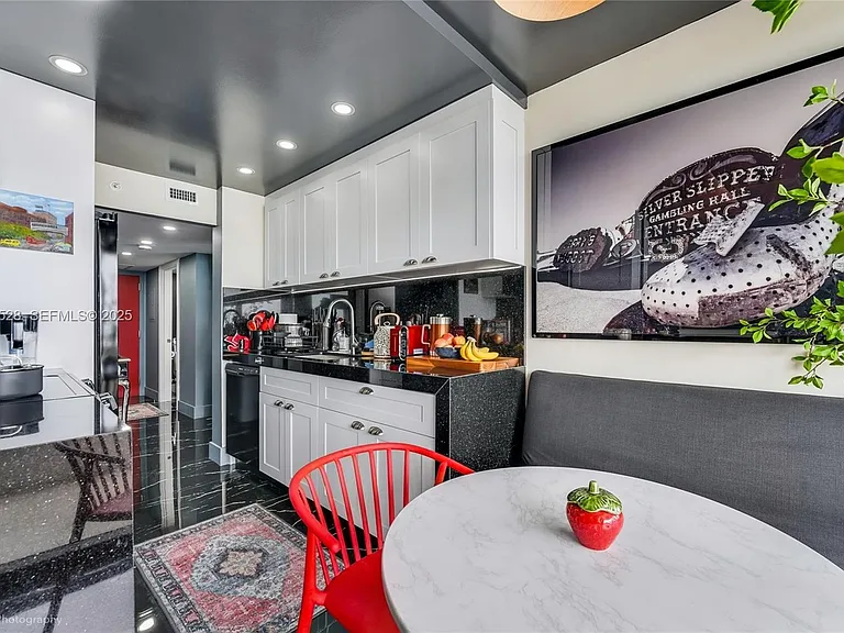 2555 Collins Ave #Penthouse 114 — Photo 7