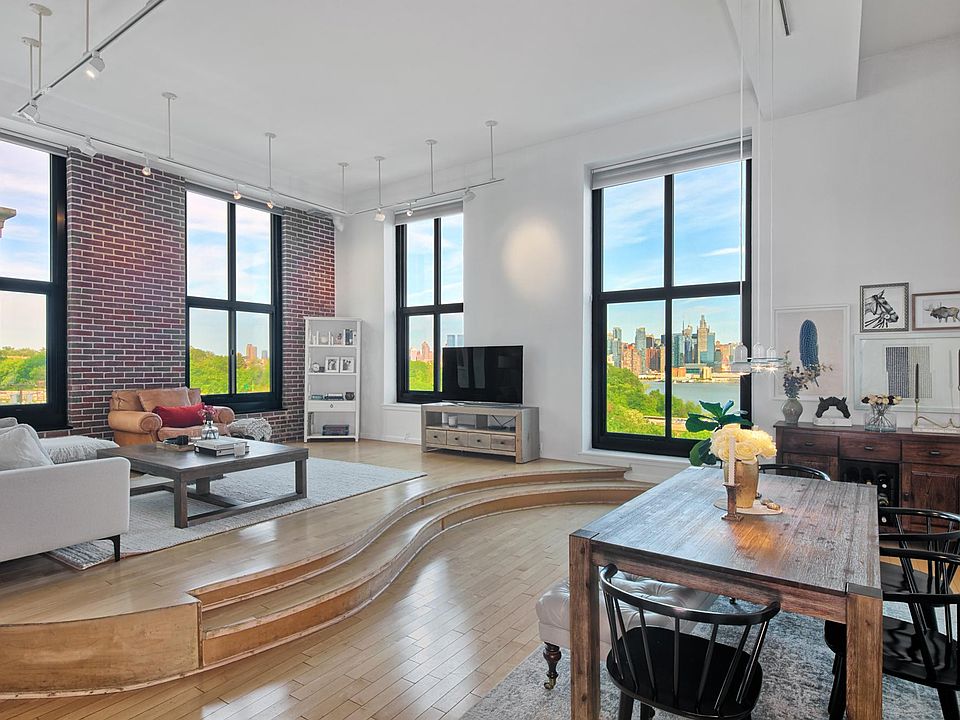 Gorgeous Corner floor-plan w/ Iconic NYC Views!