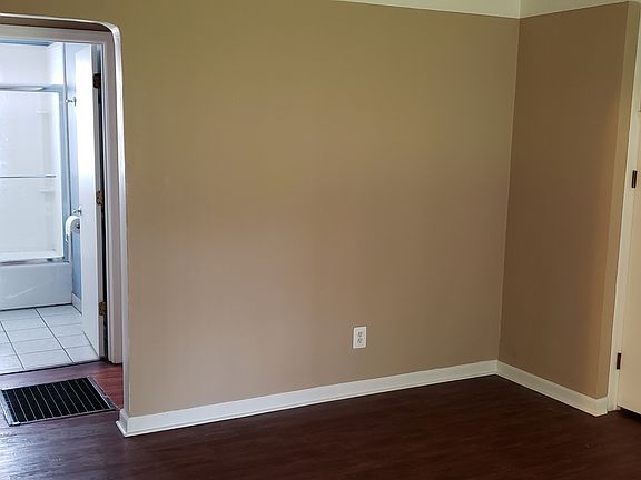 3rd image of 811 E Elza Ave