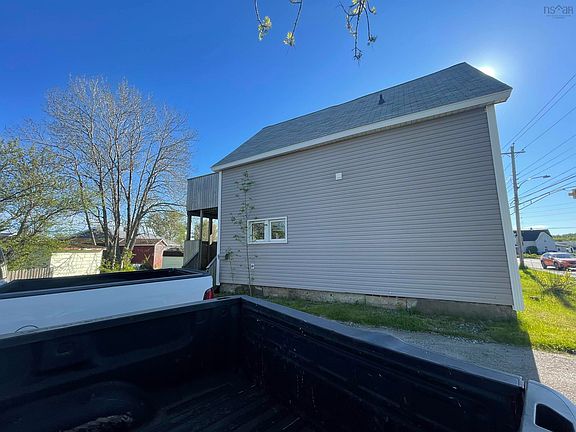 3rd image of 73 Reserve St