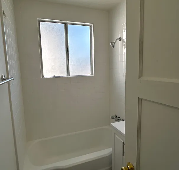 12421 1/2 Oxnard St #12421-1/2 — Photo 6