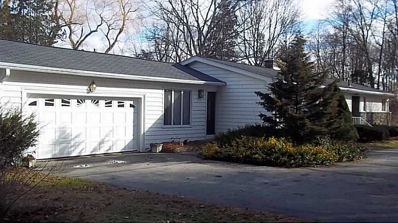 1st image of 8 Rockycliff Dr