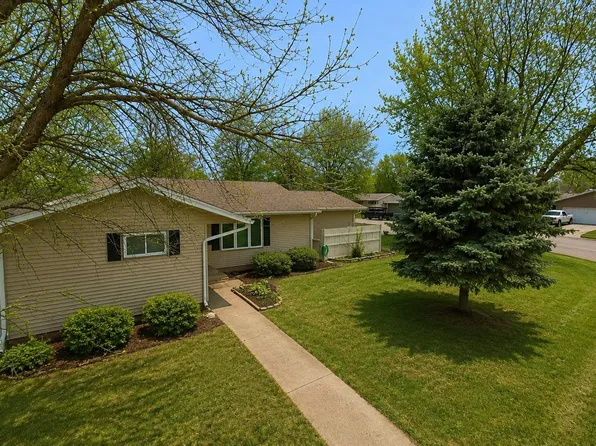 109 Sunset Dr, Lexington, NE 68850