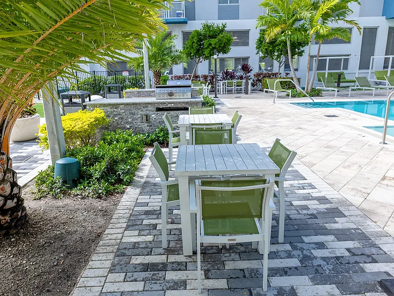 Pura Vida Hialeah Luxury Apartments — Photo 42