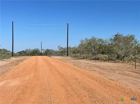 148 Clearview Ln, Gonzales, TX 78629
