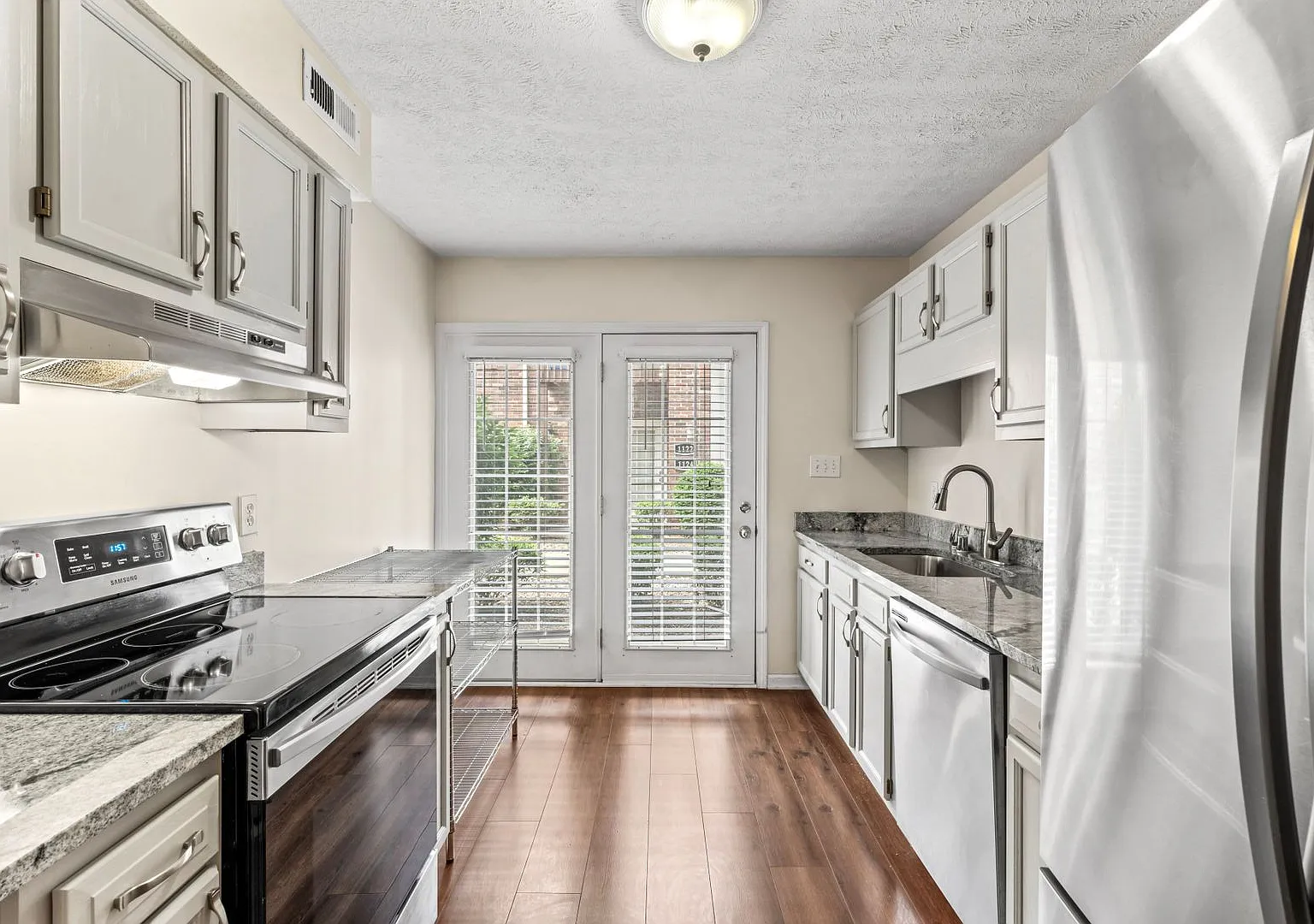 Beautiful Two Bedroom, Two Bathroom Condo — Photo 3