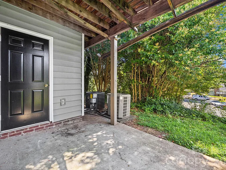 2920 Iron Gate Ln — Photo 24