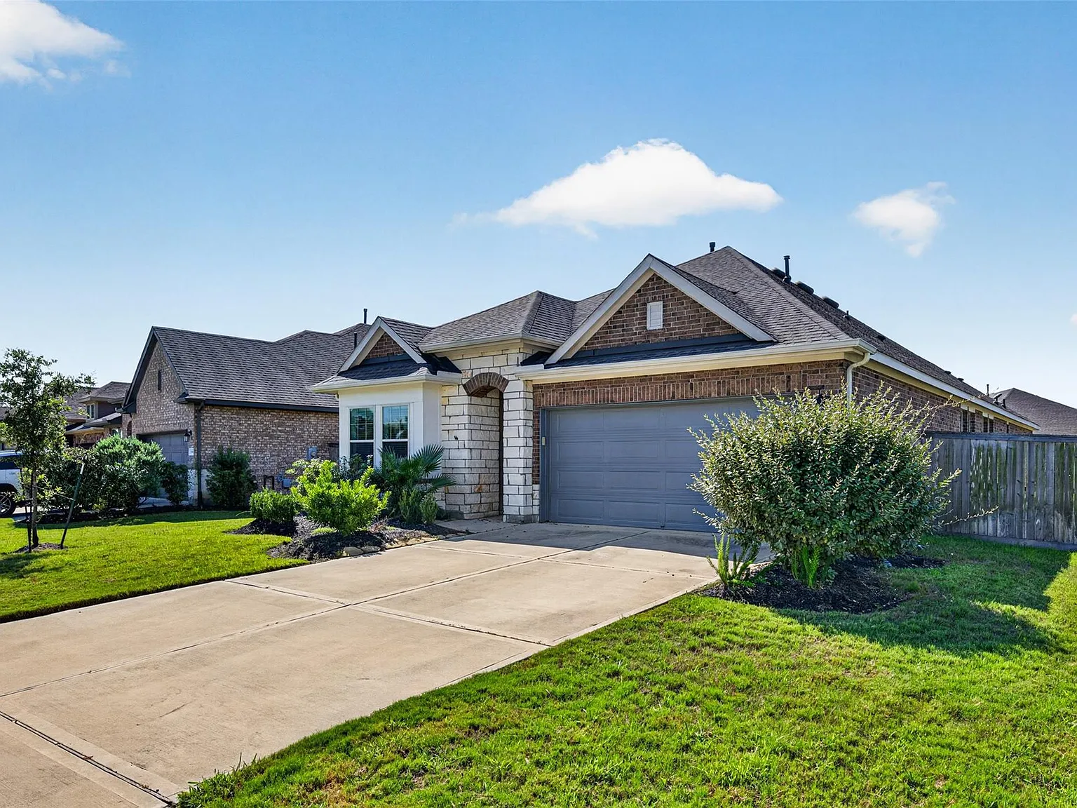 3 bed, 2.0 bath, 2141 sqft, $2,450 — Photo 3