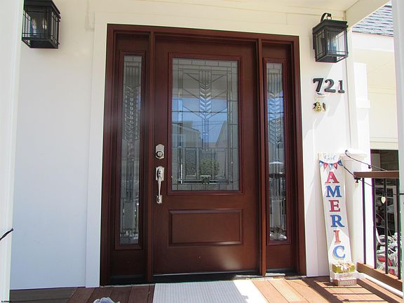 2nd image of 721 N Victoria Ave