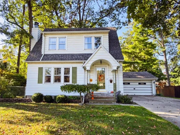 13 Stockton Dr, Monroe, MI 48162