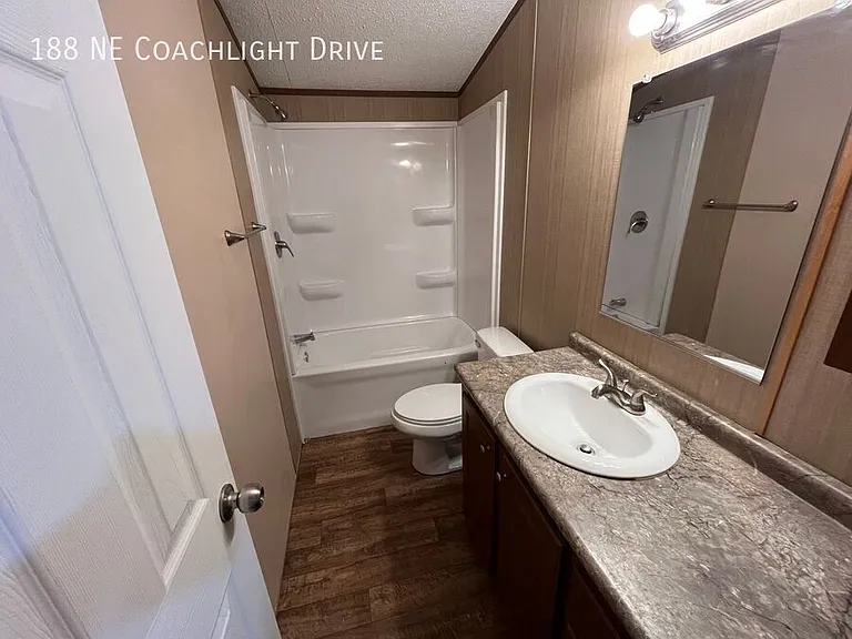 188 NE Coachlight Dr — Photo 3