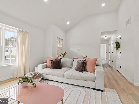 5th image of 210 Rutter Ave