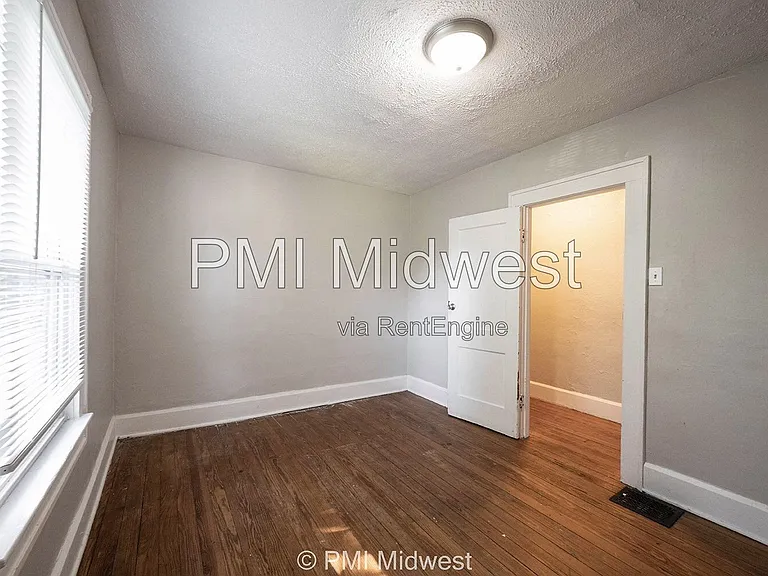 411 W 40th St — Photo 21