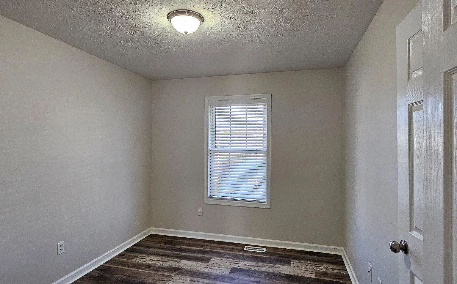 4 bed, 2.0 bath, 1995 sqft, $2,300 — Photo 3