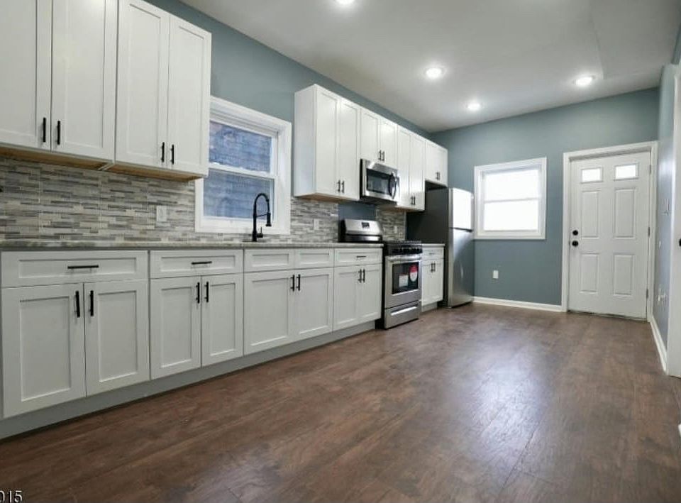 1st image of 390 Lincoln Ave Floor 2