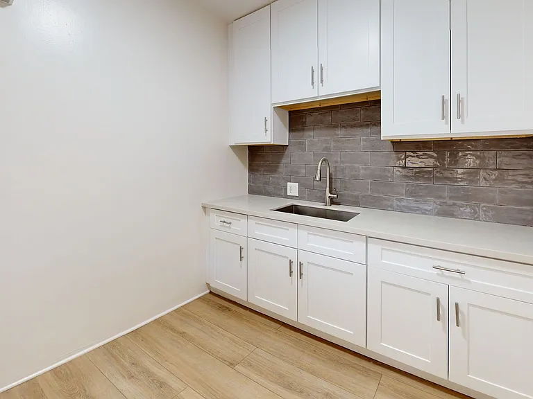 570 N Madison Ave — Photo 5