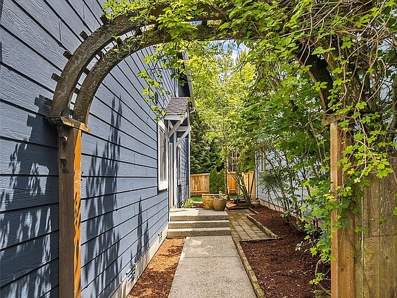 3rd image of 504 240th Avenue SE