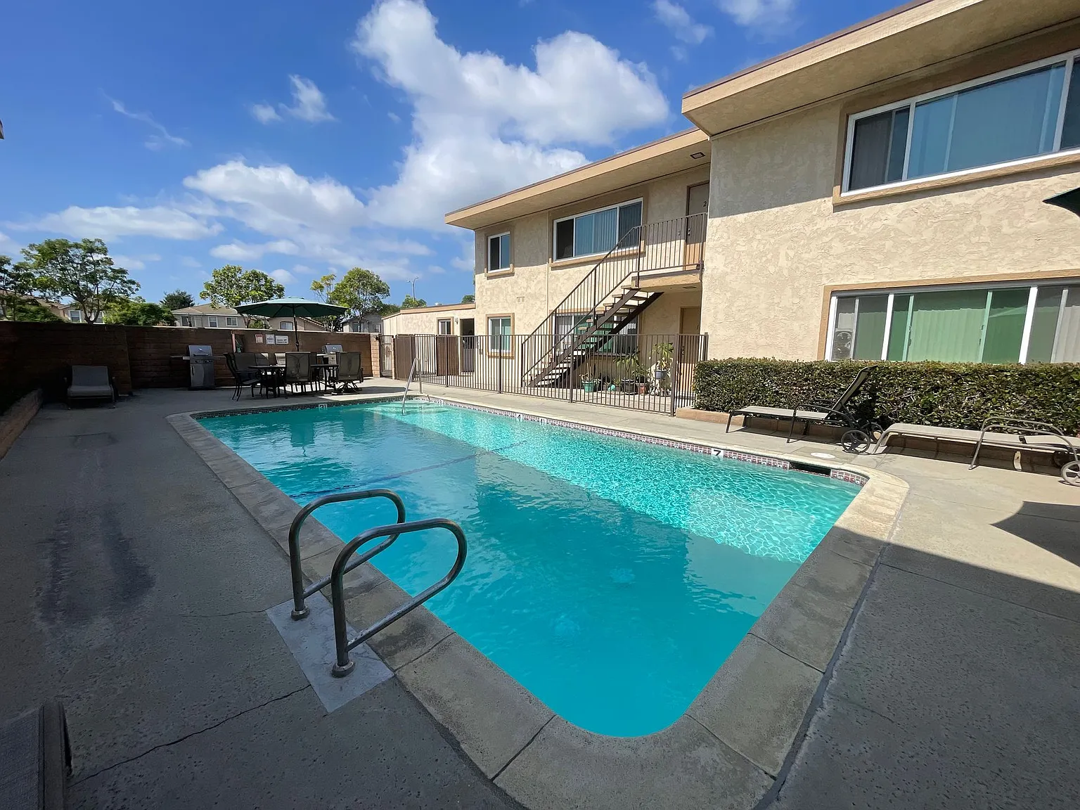 1675 Chapel Dr — Photo 2